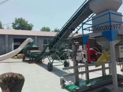 皮帶輸送機、糧食機和包裝機生產(chǎn)線